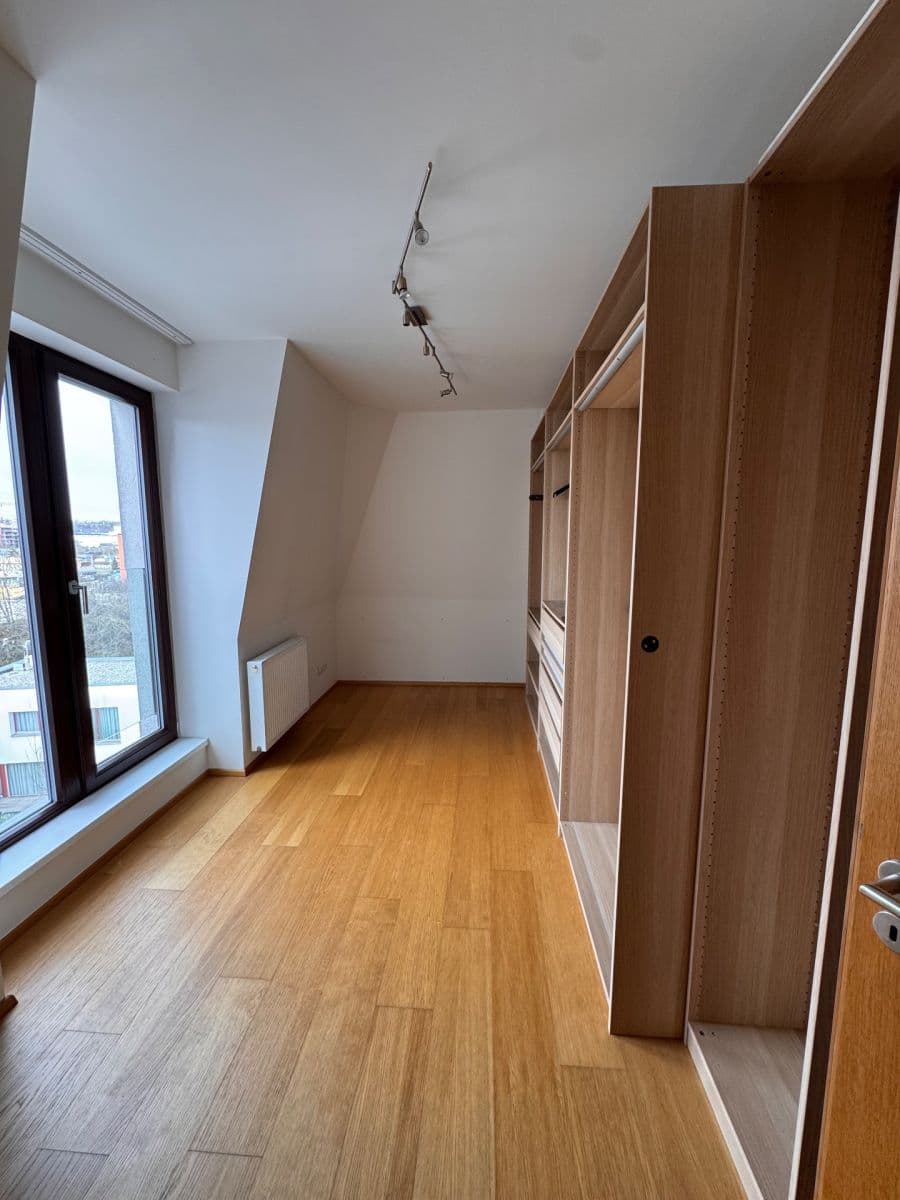 Prenájom bytu 3-izbový 83 m², Nademlejnská, Praha, Praha Prenájom bytu 3-izbový 83 m², Nademlejnská, Praha, Praha