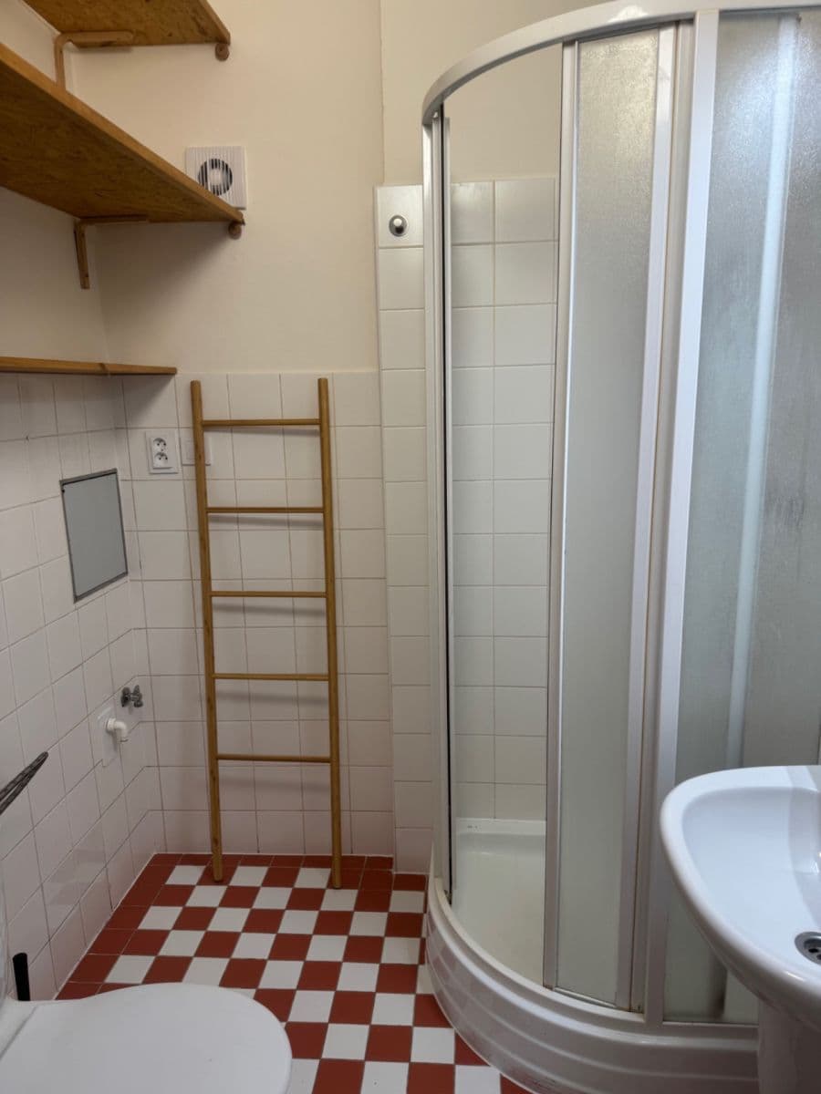 Prenájom bytu 1-izbový 25 m², Strojnická, Praha, Praha Prenájom bytu 1-izbový 25 m², Strojnická, Praha, Praha