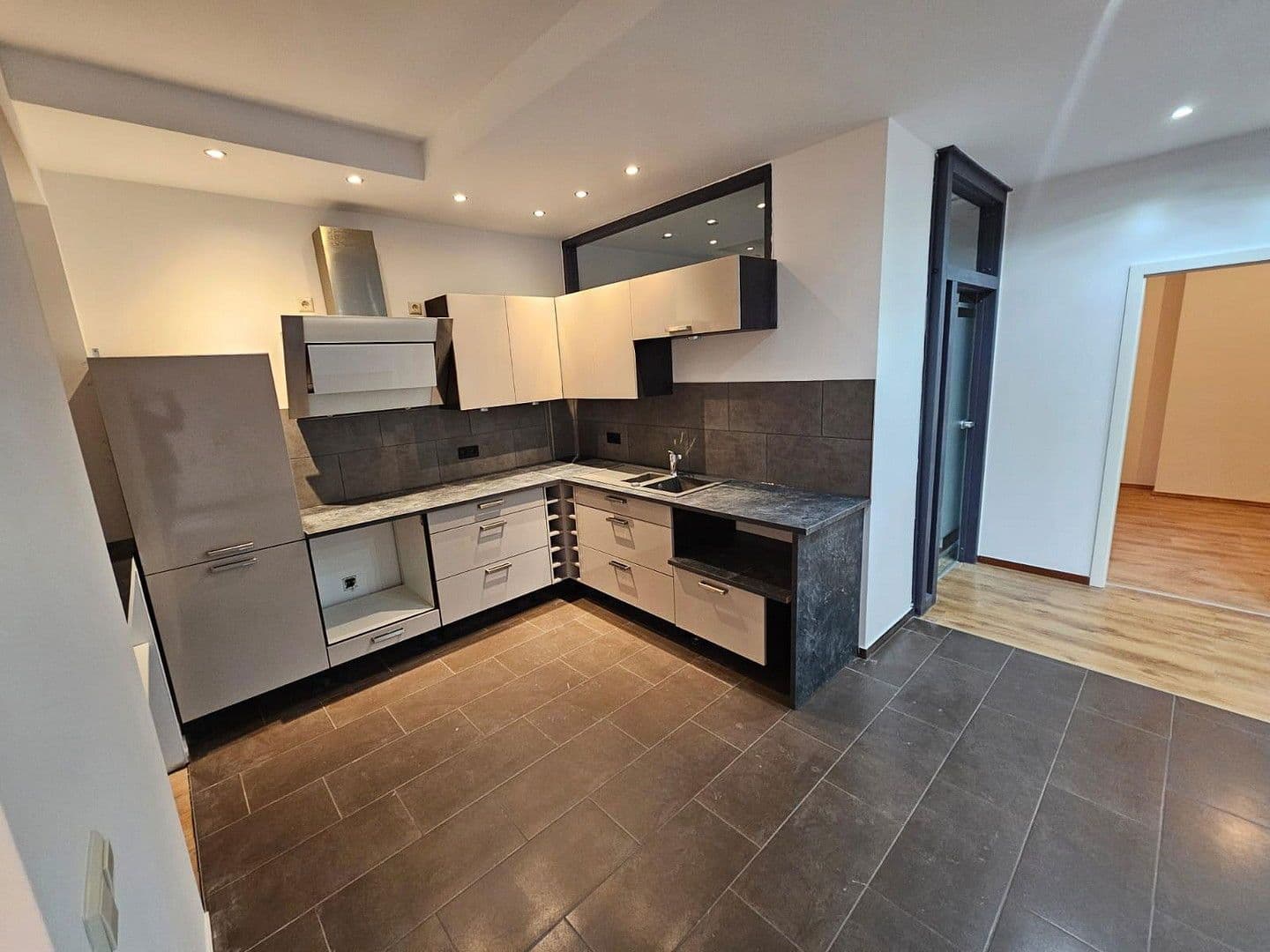 Prenájom bytu 4-izbový 107 m², Sielower Str. 55, Cottbus, Brandenbursko Prenájom bytu 4-izbový 107 m², Sielower Str. 55, Cottbus, Brandenbursko