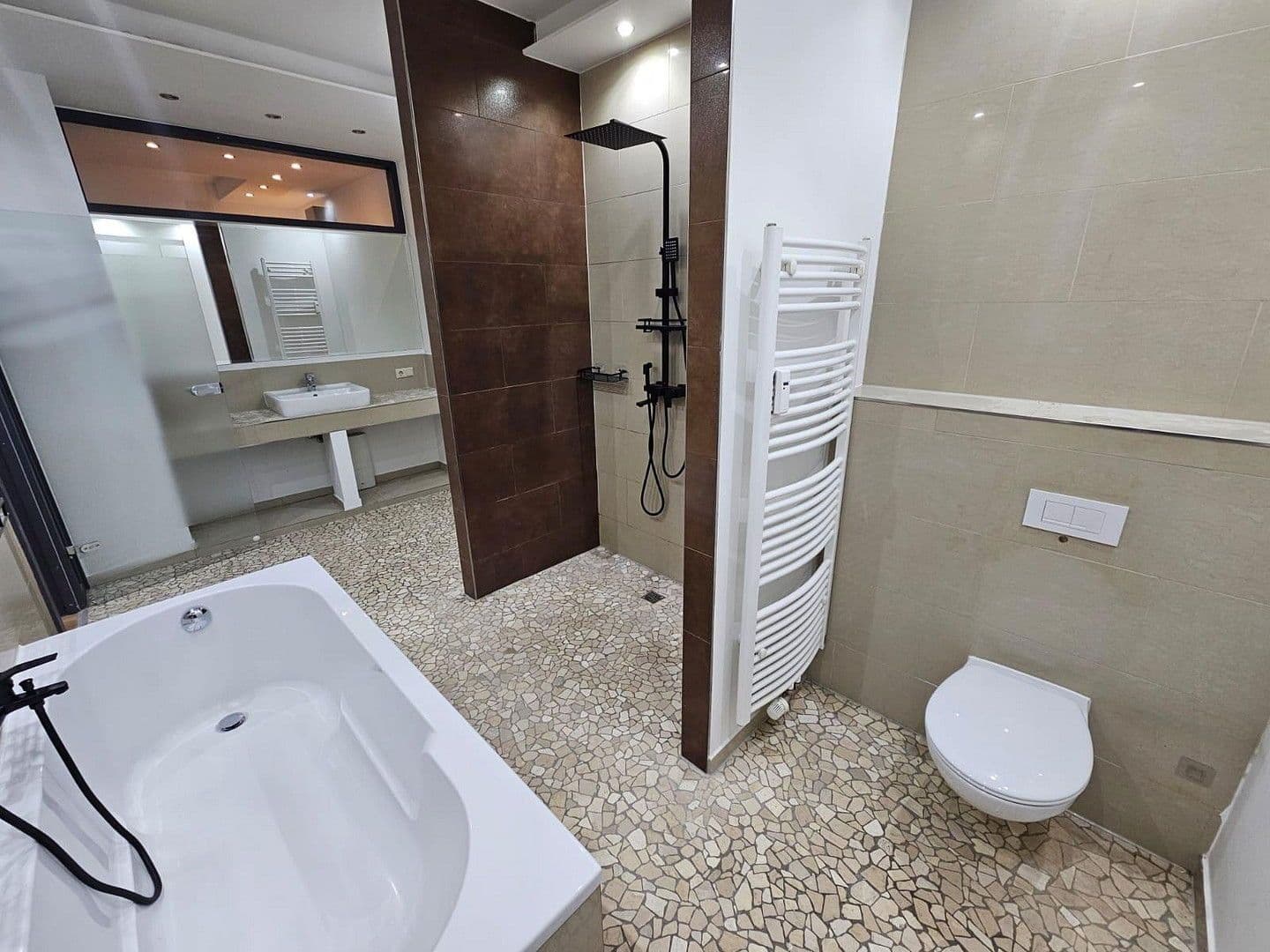 Prenájom bytu 4-izbový 107 m², Sielower Str. 55, Cottbus, Brandenbursko Prenájom bytu 4-izbový 107 m², Sielower Str. 55, Cottbus, Brandenbursko