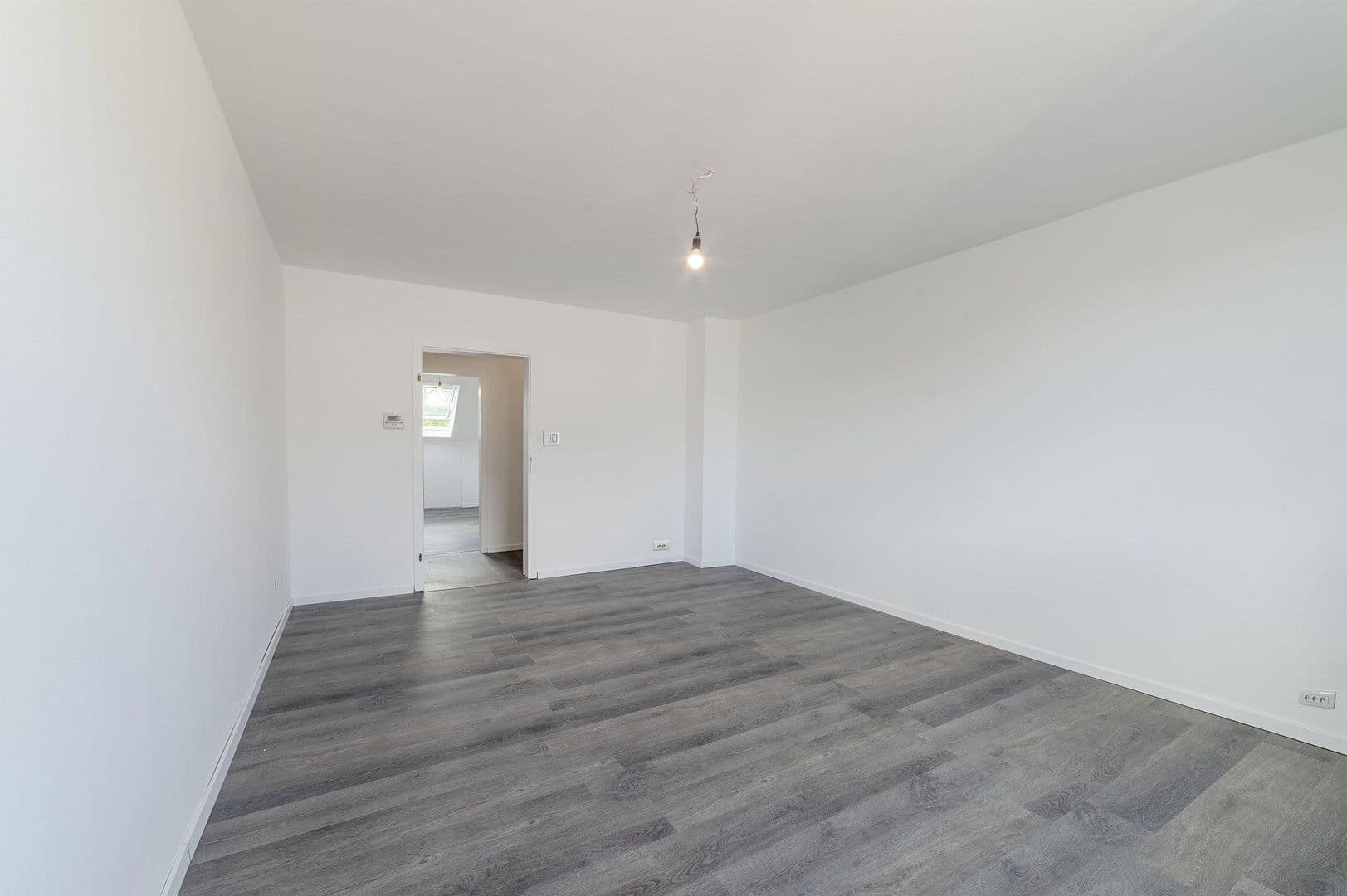 Prenájom bytu 4-izbový 100 m², Wittensteinstraße 137, Wuppertal, Severné Porýnie - Westfálsko Prenájom bytu 4-izbový 100 m², Wittensteinstraße 137, Wuppertal, Severné Porýnie - Westfálsko