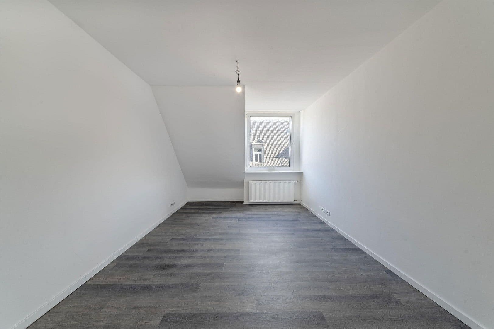 Prenájom bytu 4-izbový 100 m², Wittensteinstraße 137, Wuppertal, Severné Porýnie - Westfálsko Prenájom bytu 4-izbový 100 m², Wittensteinstraße 137, Wuppertal, Severné Porýnie - Westfálsko