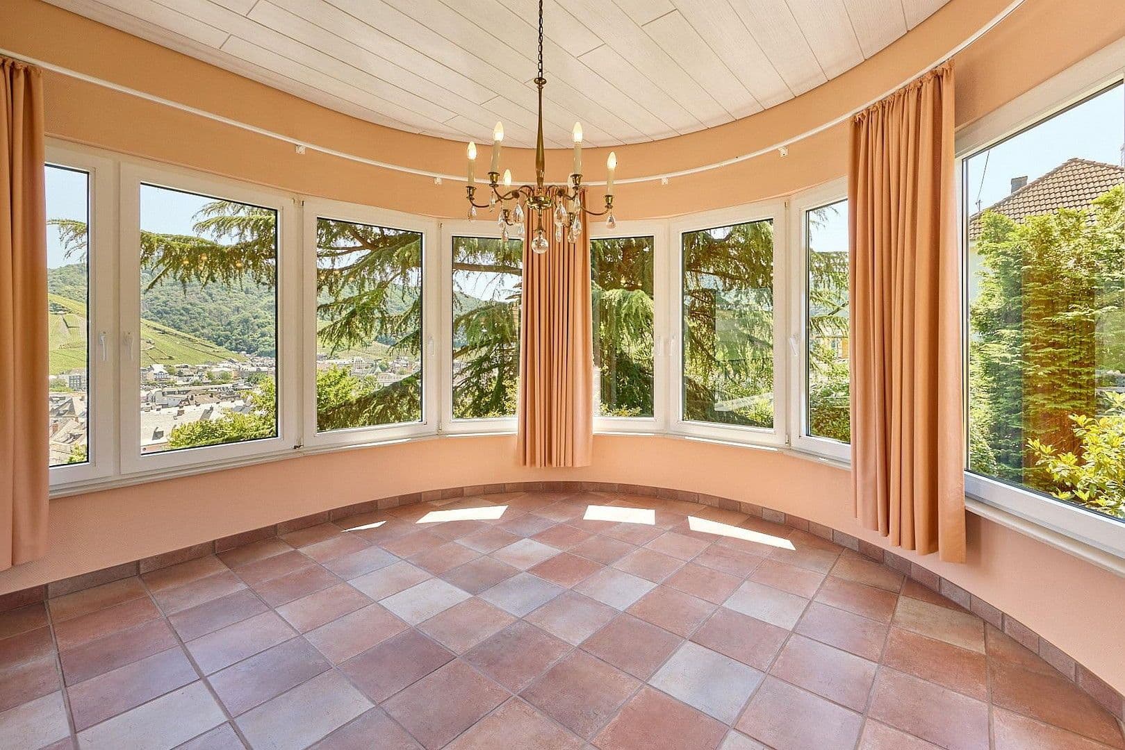 Predaj domu 316 m², pozemek 1.442 m², Bernkastel-Kues, Porýnie-Falcko Predaj domu 316 m², pozemek 1.442 m², Bernkastel-Kues, Porýnie-Falcko