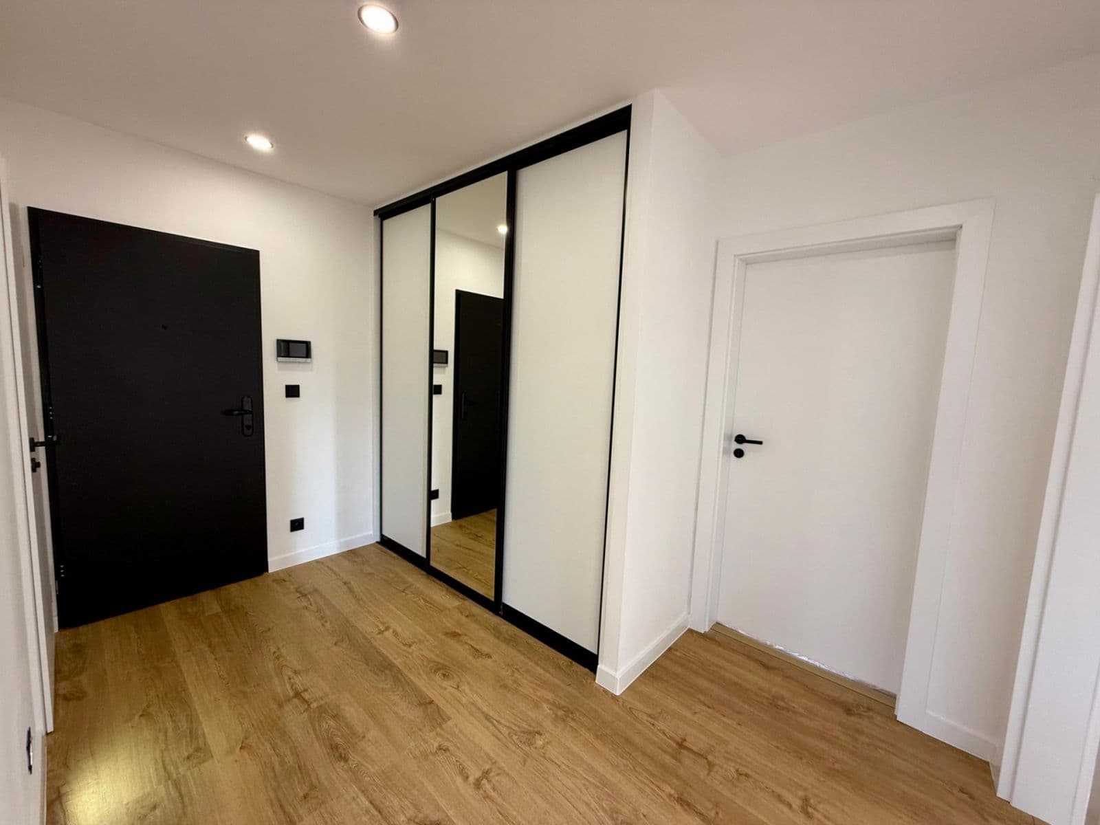 Predaj bytu 4-izbový 77 m², Modenská, Karlovy Vary, Karlovarský kraj Predaj bytu 4-izbový 77 m², Modenská, Karlovy Vary, Karlovarský kraj