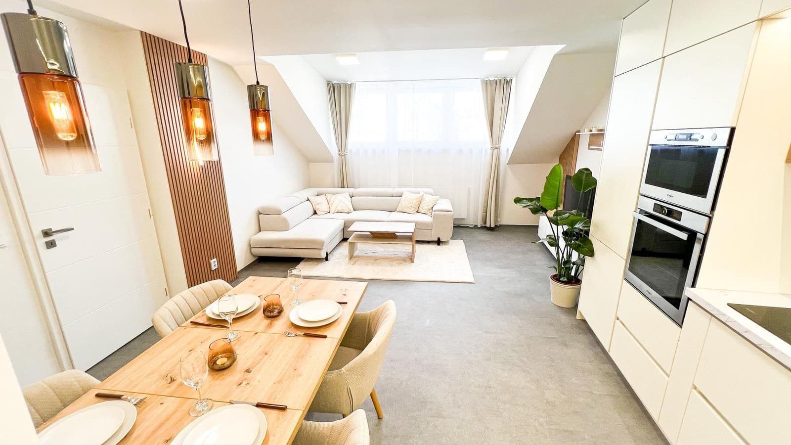 Prenájom bytu 2-izbový 74 m², Zubatého, Praha, Praha Prenájom bytu 2-izbový 74 m², Zubatého, Praha, Praha