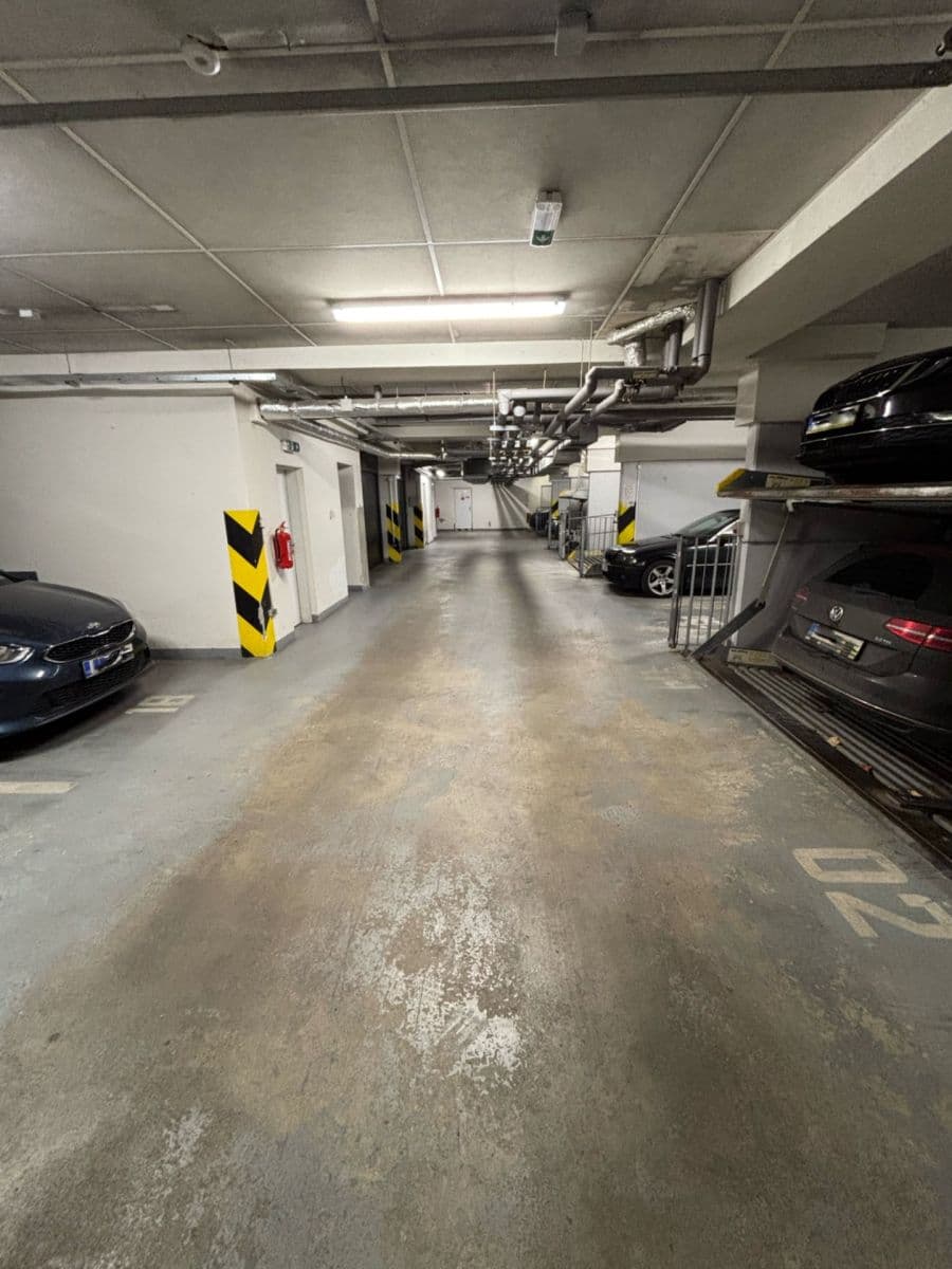 Prenájom garáže 12 m², Pod Nouzovem, Praha, Praha Prenájom garáže 12 m², Pod Nouzovem, Praha, Praha