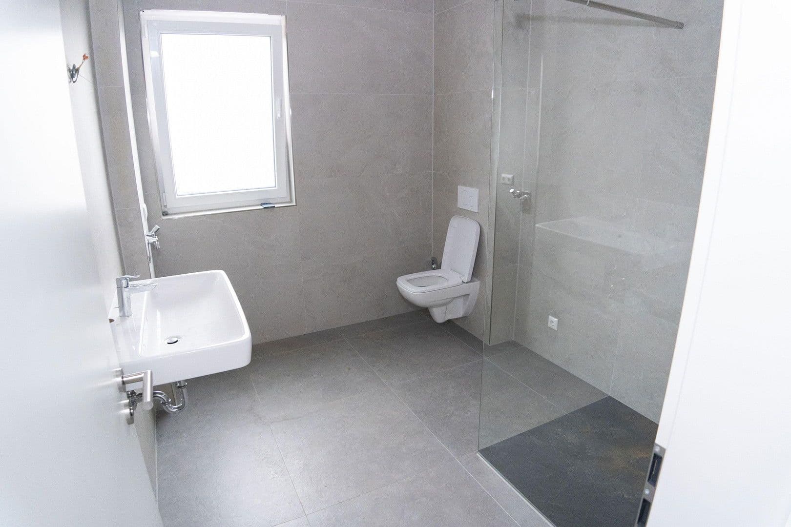 Prenájom bytu 4-izbový 137 m², Pfarrer-Kaspar-Walter-Straße 28, Offenbach am Main, Hesensko Prenájom bytu 4-izbový 137 m², Pfarrer-Kaspar-Walter-Straße 28, Offenbach am Main, Hesensko