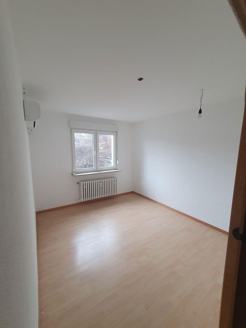 Prenájom bytu 4-izbový 104 m², Bahnhofstraße 98, Mühlacker, Bádensko-Wurttembersko Prenájom bytu 4-izbový 104 m², Bahnhofstraße 98, Mühlacker, Bádensko-Wurttembersko