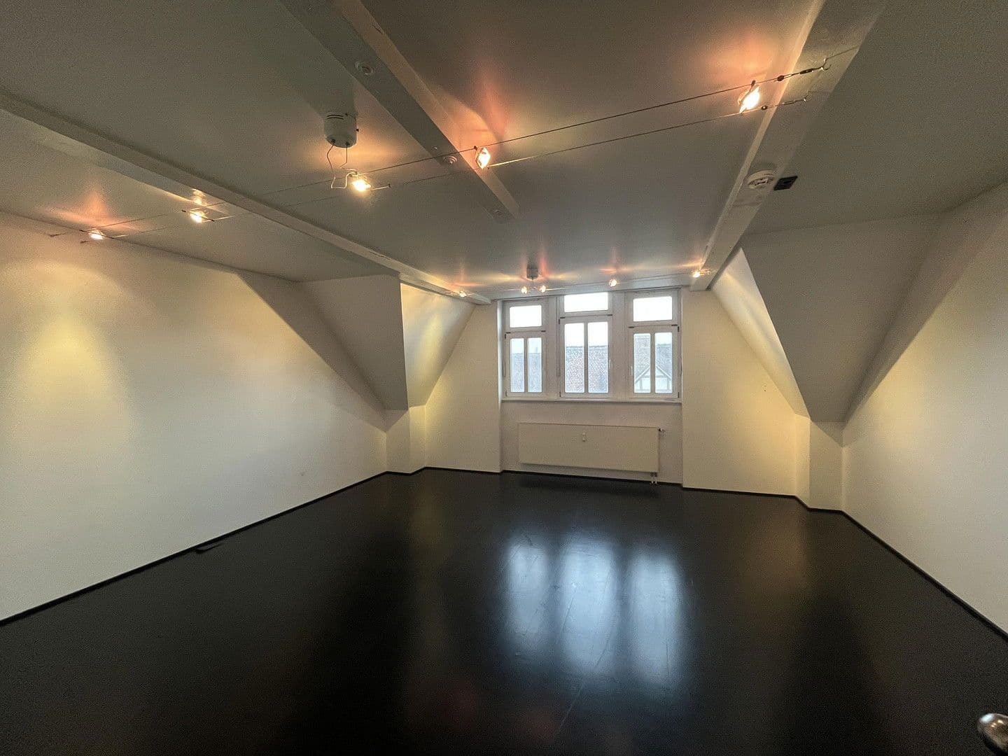 Prenájom bytu 5-izbový 284 m², Schwarzwaldstr. 17, Singen (Hohentwiel), Bádensko-Wurttembersko Prenájom bytu 5-izbový 284 m², Schwarzwaldstr. 17, Singen (Hohentwiel), Bádensko-Wurttembersko