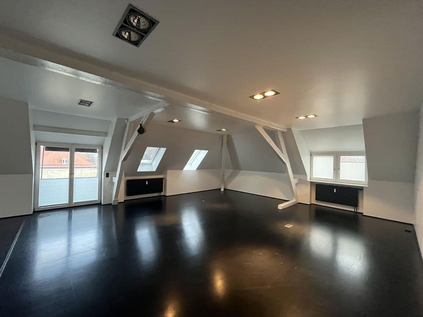 Prenájom bytu 5-izbový 284 m², Schwarzwaldstr. 17, Singen (Hohentwiel), Bádensko-Wurttembersko Prenájom bytu 5-izbový 284 m², Schwarzwaldstr. 17, Singen (Hohentwiel), Bádensko-Wurttembersko