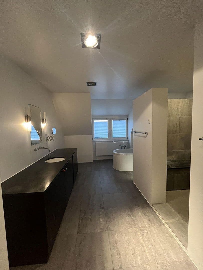 Prenájom bytu 5-izbový 284 m², Schwarzwaldstr. 17, Singen (Hohentwiel), Bádensko-Wurttembersko Prenájom bytu 5-izbový 284 m², Schwarzwaldstr. 17, Singen (Hohentwiel), Bádensko-Wurttembersko