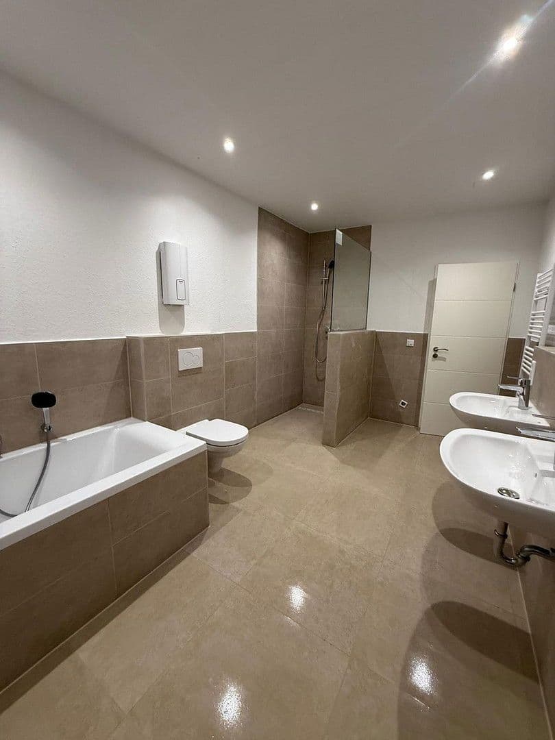 Prenájom bytu 4-izbový 107 m², Langenfeld (Rheinland), Severné Porýnie - Westfálsko Prenájom bytu 4-izbový 107 m², Langenfeld (Rheinland), Severné Porýnie - Westfálsko