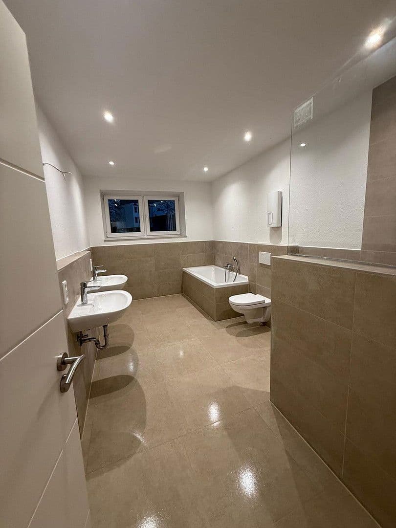 Prenájom bytu 4-izbový 107 m², Langenfeld (Rheinland), Severné Porýnie - Westfálsko Prenájom bytu 4-izbový 107 m², Langenfeld (Rheinland), Severné Porýnie - Westfálsko