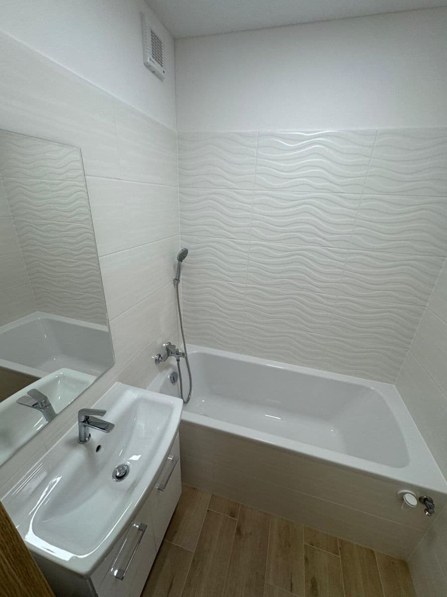 Prenájom bytu 1-izbový 38 m², J. Opletala, Frýdek-Místek, Moravskoslezský kraj Prenájom bytu 1-izbový 38 m², J. Opletala, Frýdek-Místek, Moravskoslezský kraj