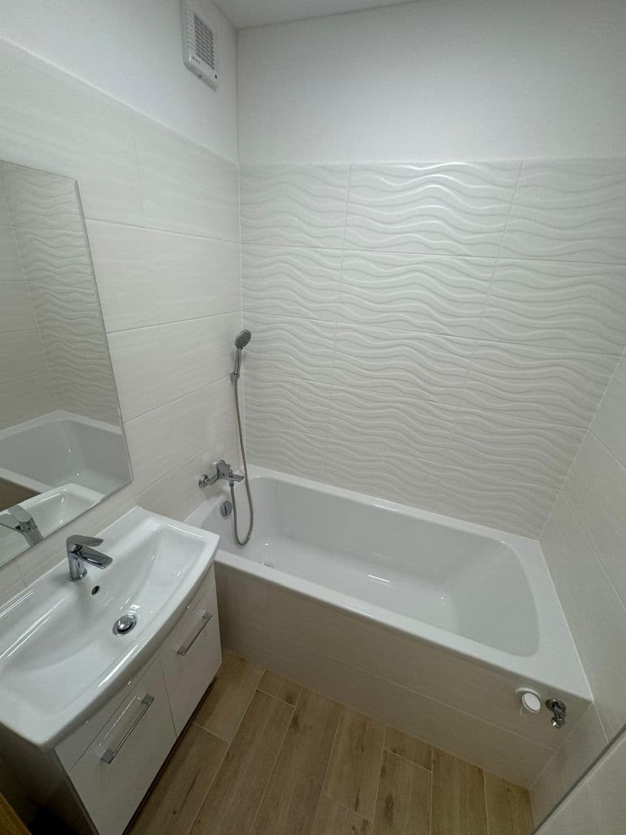 Prenájom bytu 1-izbový 38 m², J. Opletala, Frýdek-Místek, Moravskoslezský kraj Prenájom bytu 1-izbový 38 m², J. Opletala, Frýdek-Místek, Moravskoslezský kraj