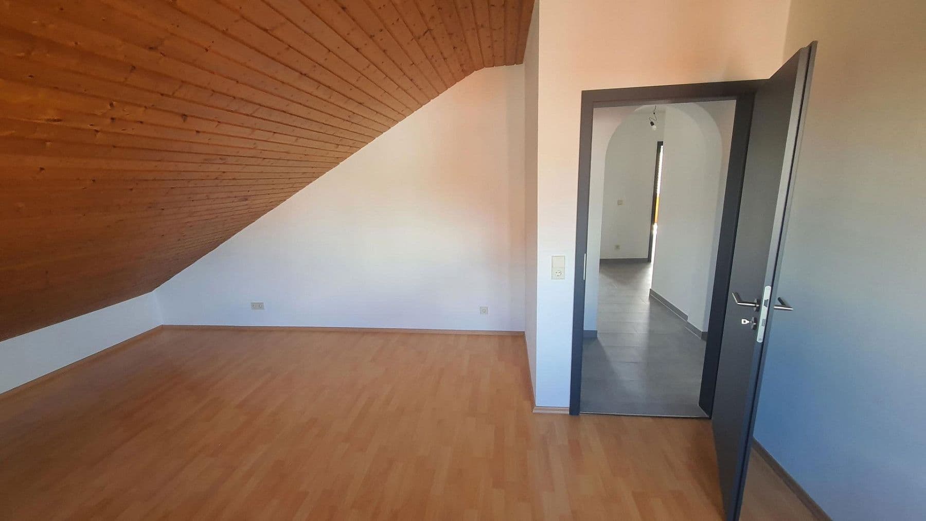 Prenájom bytu 4-izbový 88 m², Rottenburg am Neckar, Bádensko-Wurttembersko Prenájom bytu 4-izbový 88 m², Rottenburg am Neckar, Bádensko-Wurttembersko