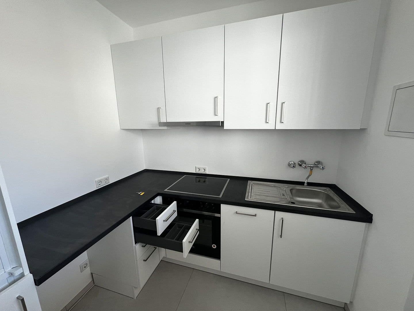 Prenájom bytu 3-izbový 95 m², Corneliusstr. 1, Düsseldorf, Severné Porýnie - Westfálsko Prenájom bytu 3-izbový 95 m², Corneliusstr. 1, Düsseldorf, Severné Porýnie - Westfálsko