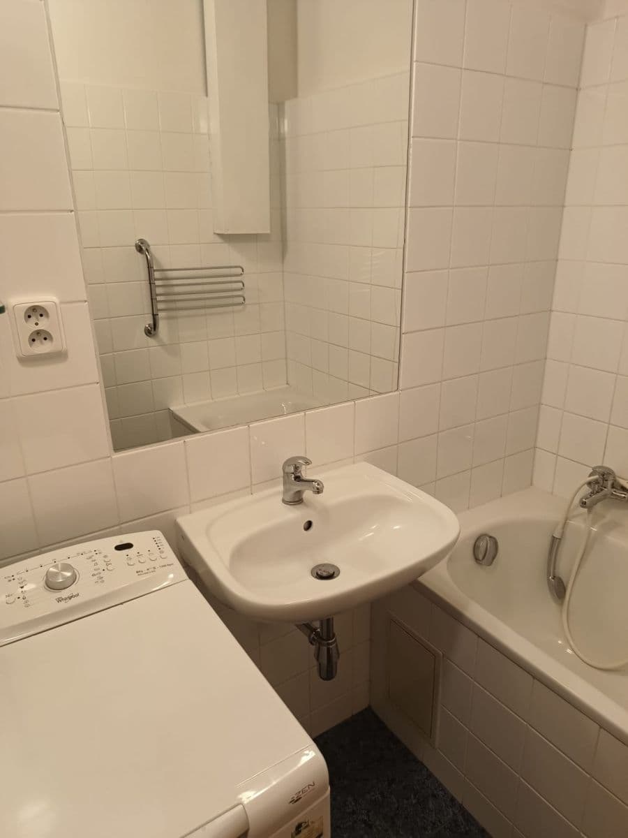 Prenájom bytu 1-izbový 37 m², Štúrova, Praha, Praha Prenájom bytu 1-izbový 37 m², Štúrova, Praha, Praha