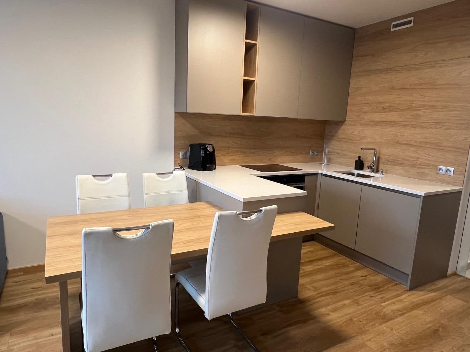 Prenájom bytu 2-izbový 67 m², Kurta Konráda, Praha, Praha Prenájom bytu 2-izbový 67 m², Kurta Konráda, Praha, Praha