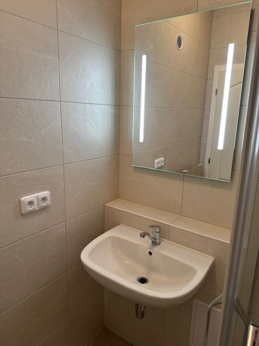 Prenájom bytu 3-izbový 104 m², Libínská, Praha, Praha Prenájom bytu 3-izbový 104 m², Libínská, Praha, Praha