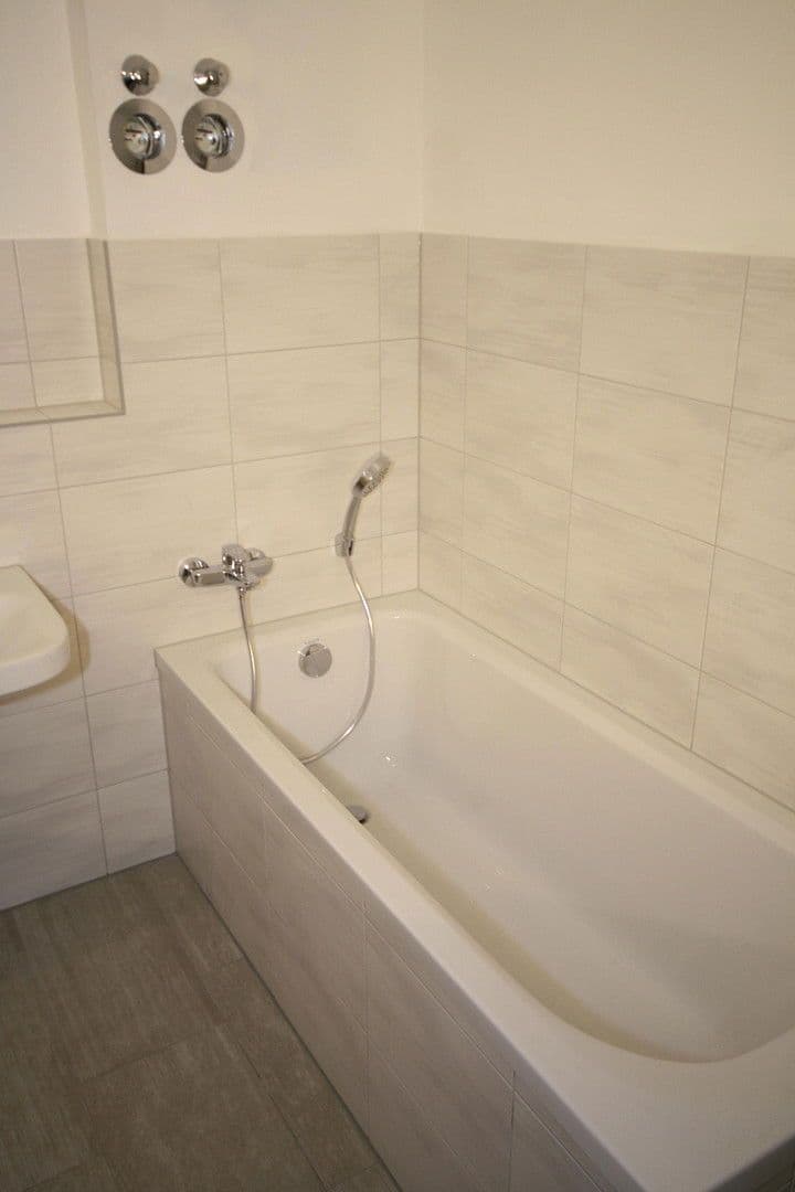 Prenájom bytu 4-izbový 101 m², Gothaer Straße 34, Suhl, Durínsko Prenájom bytu 4-izbový 101 m², Gothaer Straße 34, Suhl, Durínsko