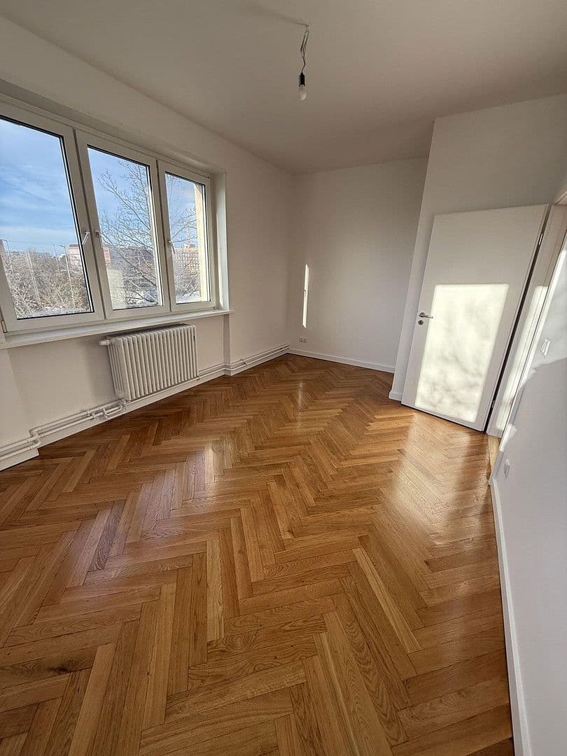 Prenájom bytu 5-izbový 105 m², Schlangenbader Straße, Berlin, Berlín Prenájom bytu 5-izbový 105 m², Schlangenbader Straße, Berlin, Berlín