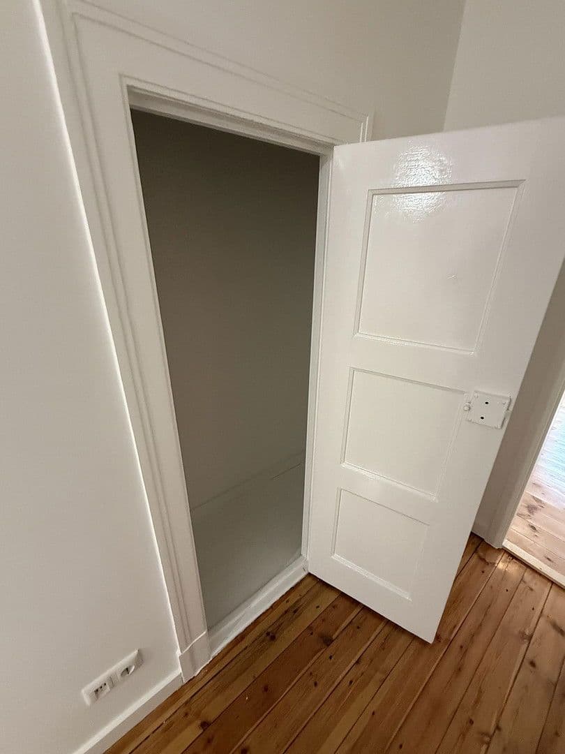 Prenájom bytu 5-izbový 105 m², Schlangenbader Straße, Berlin, Berlín Prenájom bytu 5-izbový 105 m², Schlangenbader Straße, Berlin, Berlín