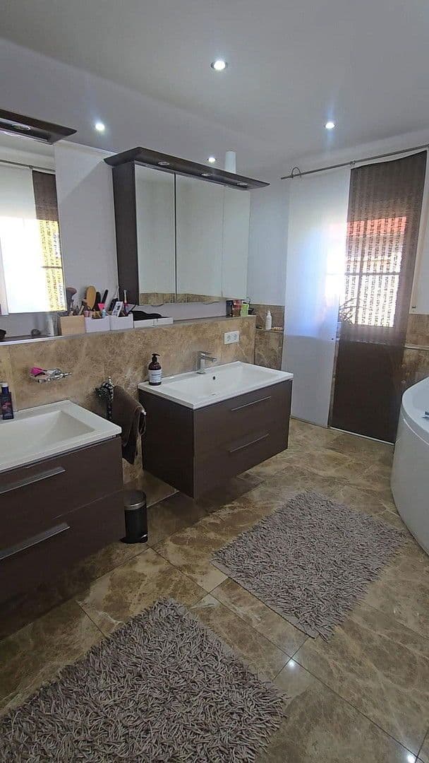 Predaj domu 170 m², pozemek 617 m², Erlangen, Bavorsko Predaj domu 170 m², pozemek 617 m², Erlangen, Bavorsko