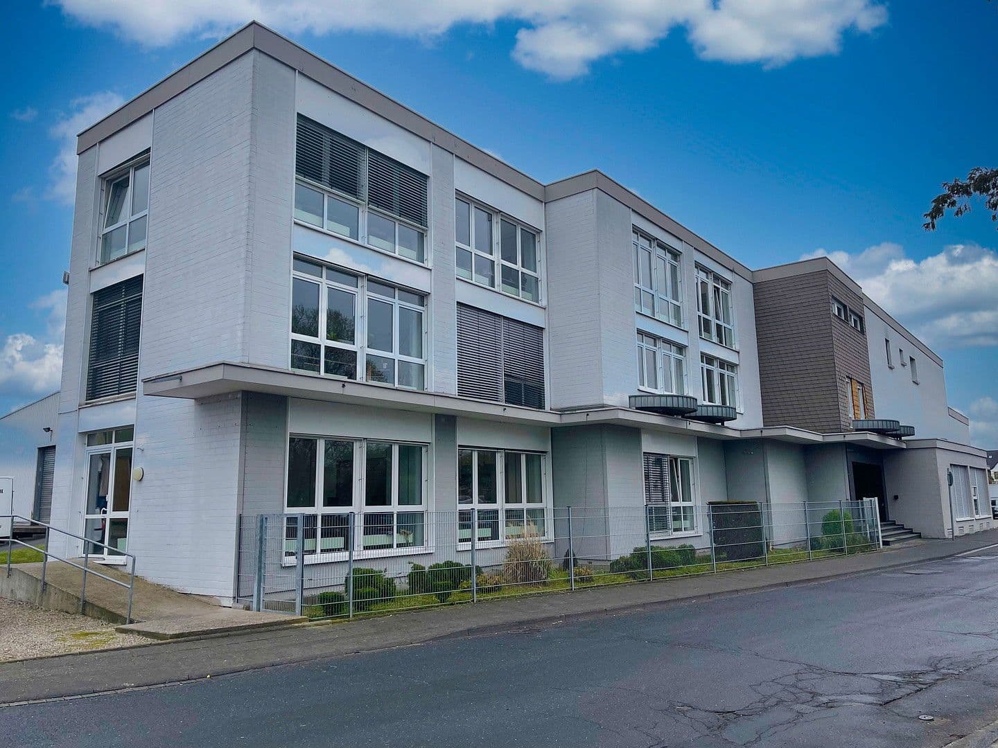 Prenájom kancelárie 500 m², Graf-Zeppelin-Str 8, Köln, Severné Porýnie - Westfálsko Prenájom kancelárie 500 m², Graf-Zeppelin-Str 8, Köln, Severné Porýnie - Westfálsko