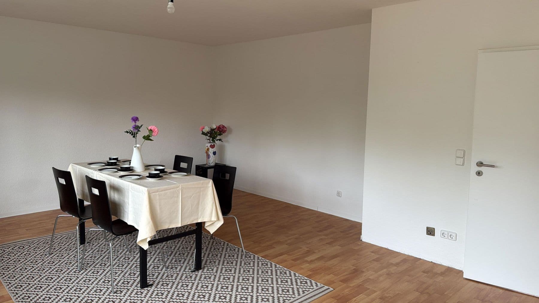 Predaj domu 210 m², pozemek 402 m², Gau-Bischofsheim, Porýnie-Falcko Predaj domu 210 m², pozemek 402 m², Gau-Bischofsheim, Porýnie-Falcko