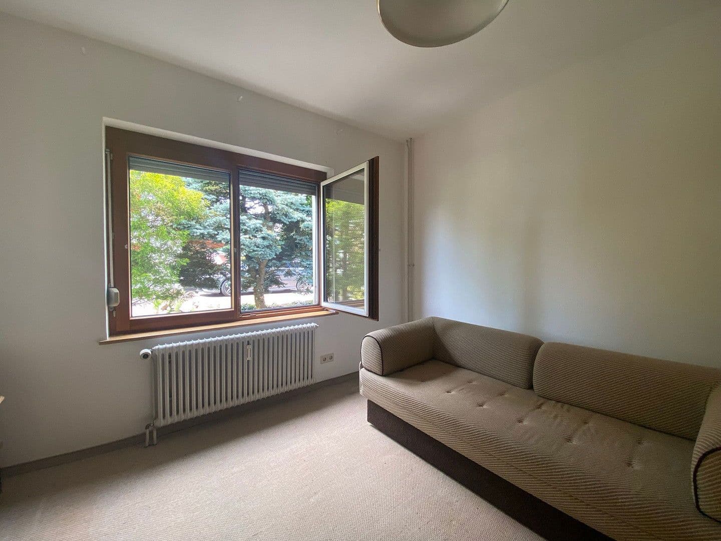 Prenájom bytu 4-izbový 126 m², Jestetten, Bádensko-Wurttembersko Prenájom bytu 4-izbový 126 m², Jestetten, Bádensko-Wurttembersko