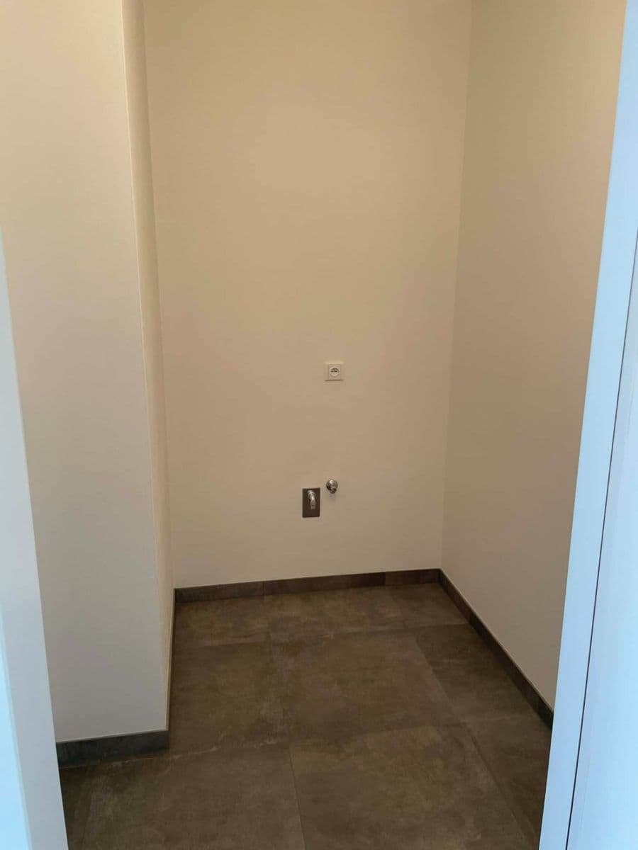 Prenájom bytu 1-izbový 45 m², Malešická, Praha, Praha Prenájom bytu 1-izbový 45 m², Malešická, Praha, Praha