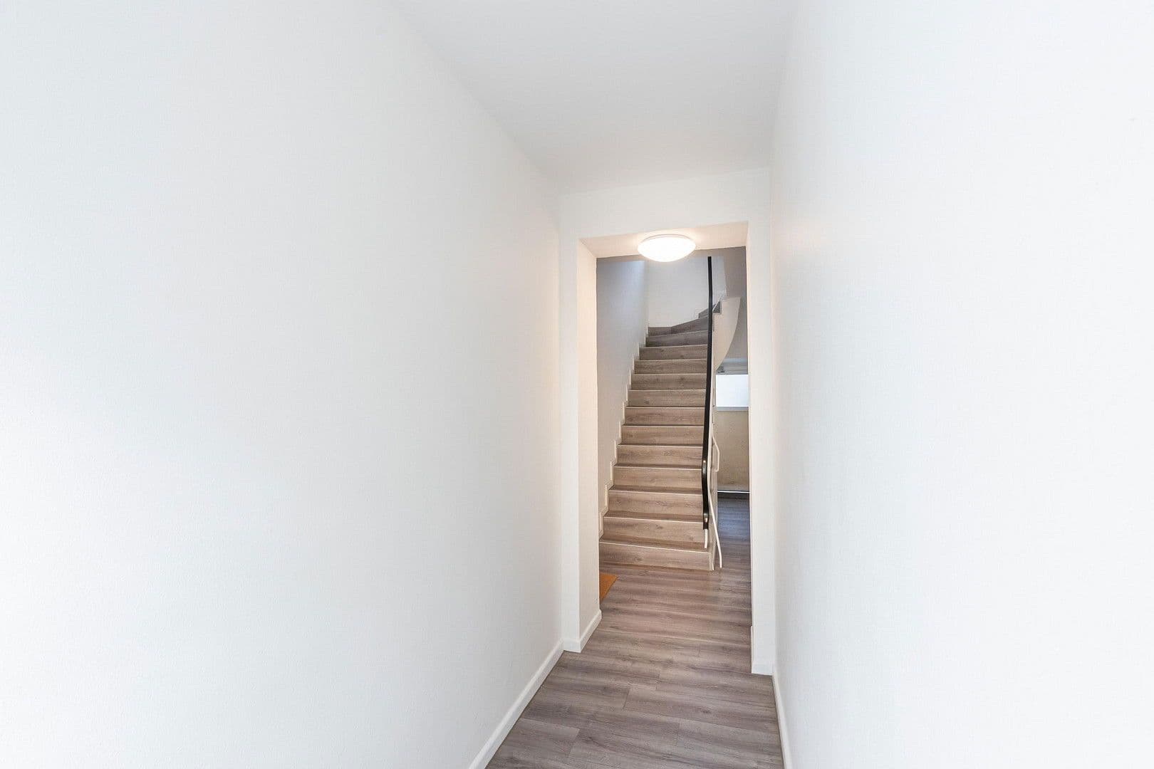 Prenájom bytu 3-izbový 45 m², Düsseldorf, Severné Porýnie - Westfálsko Prenájom bytu 3-izbový 45 m², Düsseldorf, Severné Porýnie - Westfálsko