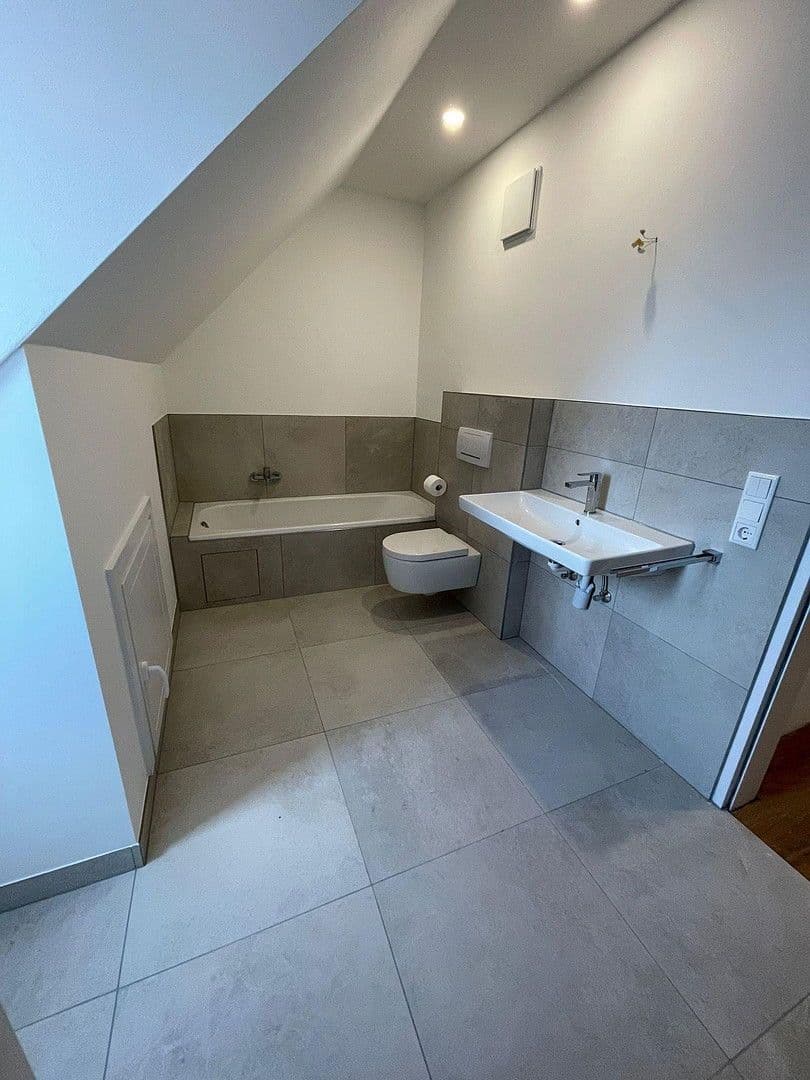 Prenájom bytu 3-izbový 100 m², Bahnhofsstraße 9, Eichenau, Bavorsko Prenájom bytu 3-izbový 100 m², Bahnhofsstraße 9, Eichenau, Bavorsko