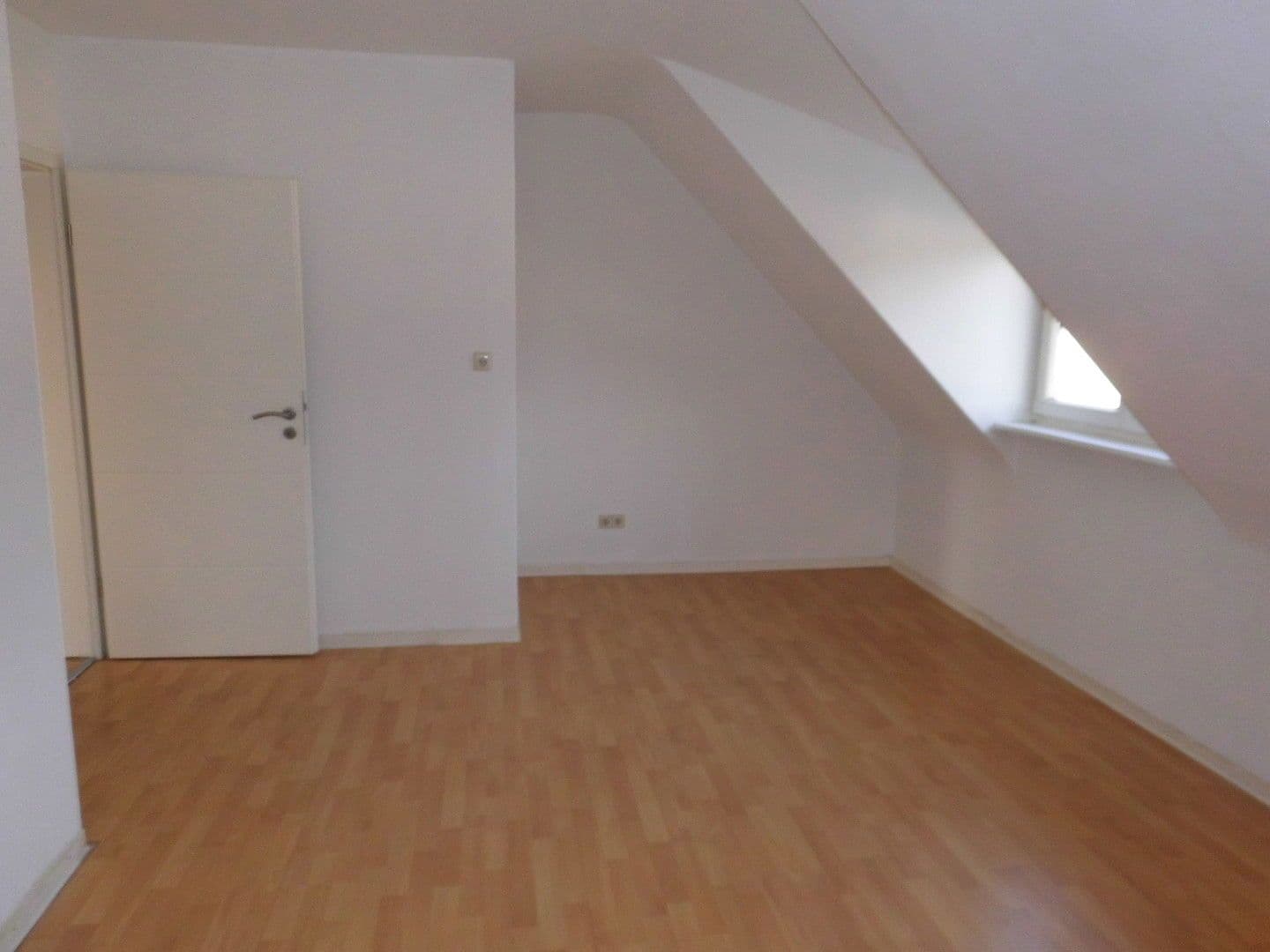 Prenájom bytu 2-izbový 40 m², Stuttgart, Bádensko-Wurttembersko Prenájom bytu 2-izbový 40 m², Stuttgart, Bádensko-Wurttembersko