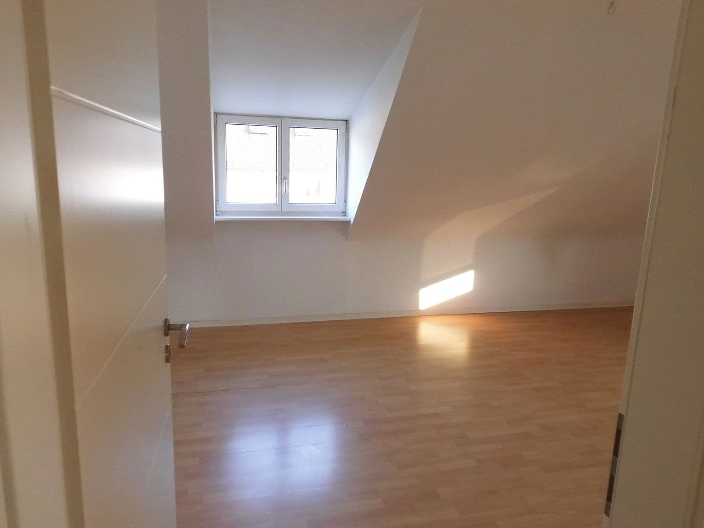 Prenájom bytu 2-izbový 40 m², Stuttgart, Bádensko-Wurttembersko Prenájom bytu 2-izbový 40 m², Stuttgart, Bádensko-Wurttembersko