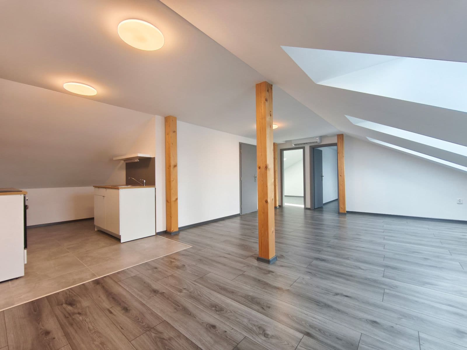 Prenájom bytu 3-izbový 89 m², Švestková, Tišice, Středočeský kraj Prenájom bytu 3-izbový 89 m², Švestková, Tišice, Středočeský kraj