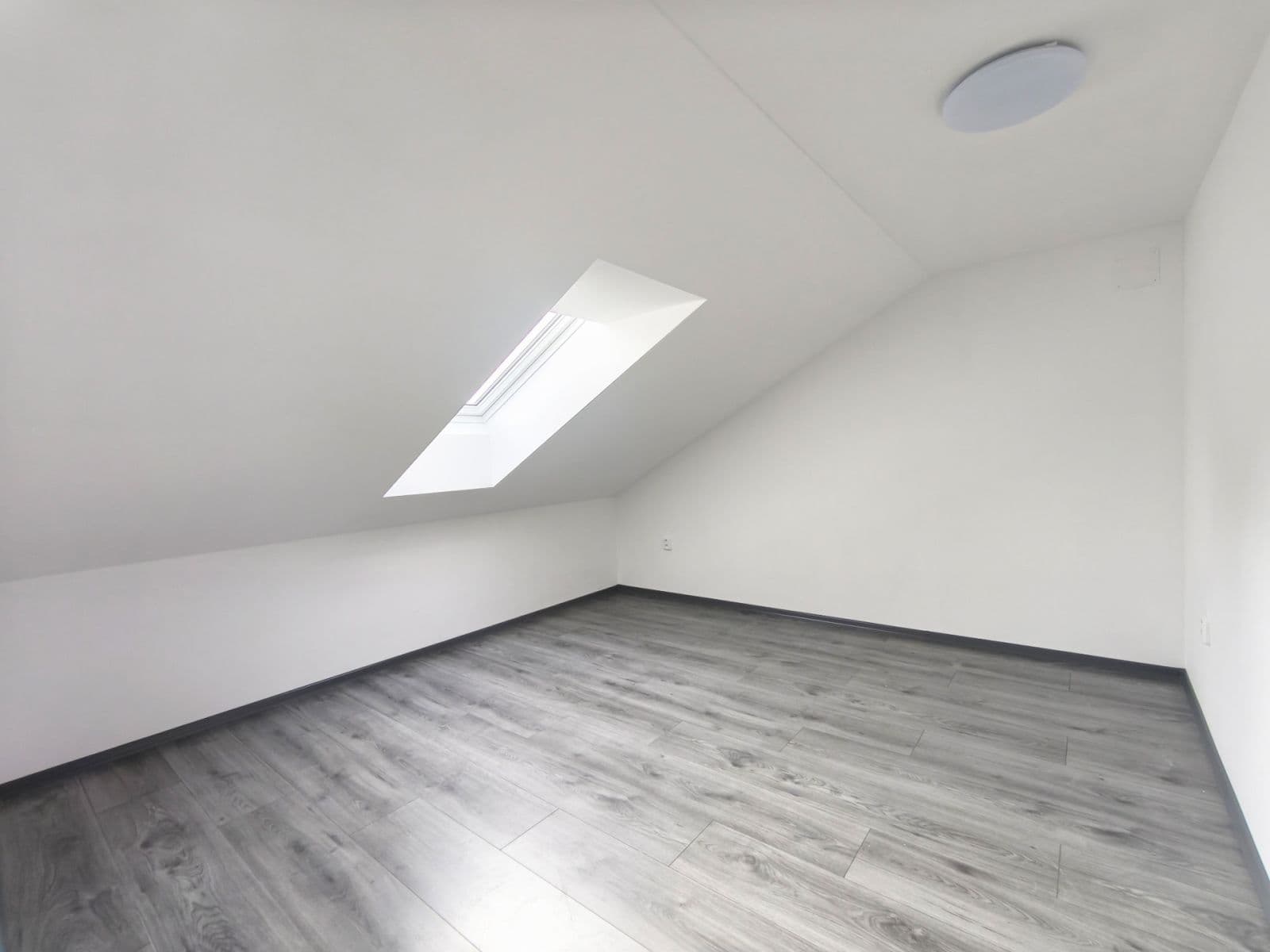 Prenájom bytu 3-izbový 89 m², Švestková, Tišice, Středočeský kraj Prenájom bytu 3-izbový 89 m², Švestková, Tišice, Středočeský kraj