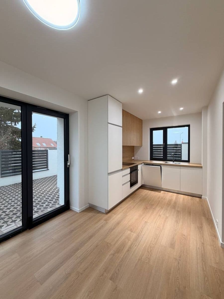 Prenájom bytu 2-izbový 40 m², Krátká, Postřižín, Středočeský kraj Prenájom bytu 2-izbový 40 m², Krátká, Postřižín, Středočeský kraj