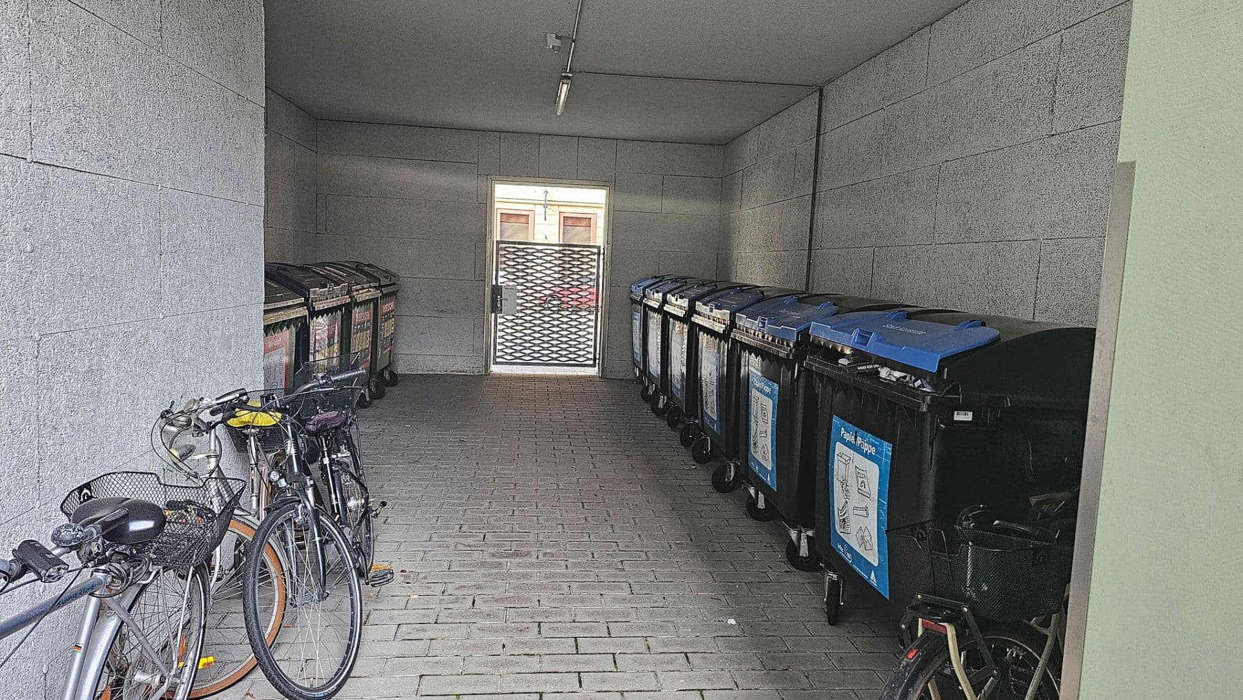 Prenájom bytu 4-izbový 126 m², Karlsruhe, Bádensko-Wurttembersko Prenájom bytu 4-izbový 126 m², Karlsruhe, Bádensko-Wurttembersko