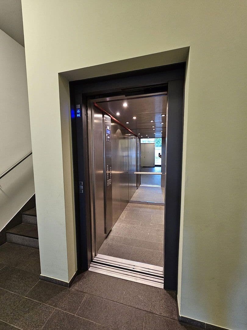 Prenájom bytu 4-izbový 126 m², Karlsruhe, Bádensko-Wurttembersko Prenájom bytu 4-izbový 126 m², Karlsruhe, Bádensko-Wurttembersko