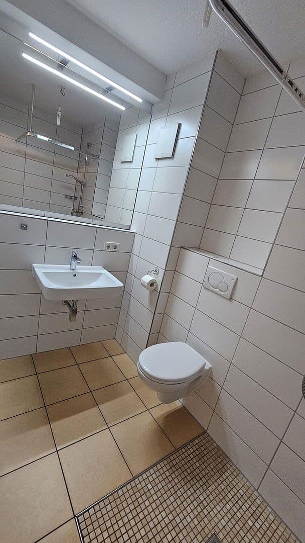 Prenájom bytu 4-izbový 126 m², Karlsruhe, Bádensko-Wurttembersko Prenájom bytu 4-izbový 126 m², Karlsruhe, Bádensko-Wurttembersko