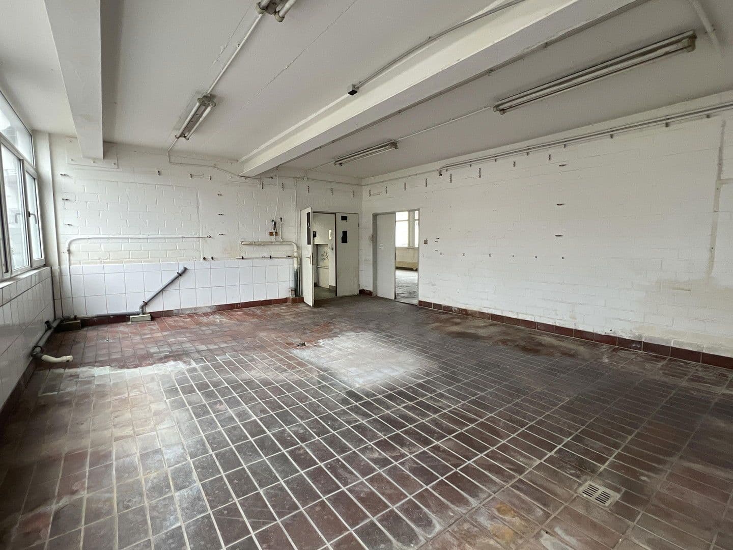 Prenájom nebytového priestoru 1.000 m², Leverkusen, Severné Porýnie - Westfálsko Prenájom nebytového priestoru 1.000 m², Leverkusen, Severné Porýnie - Westfálsko