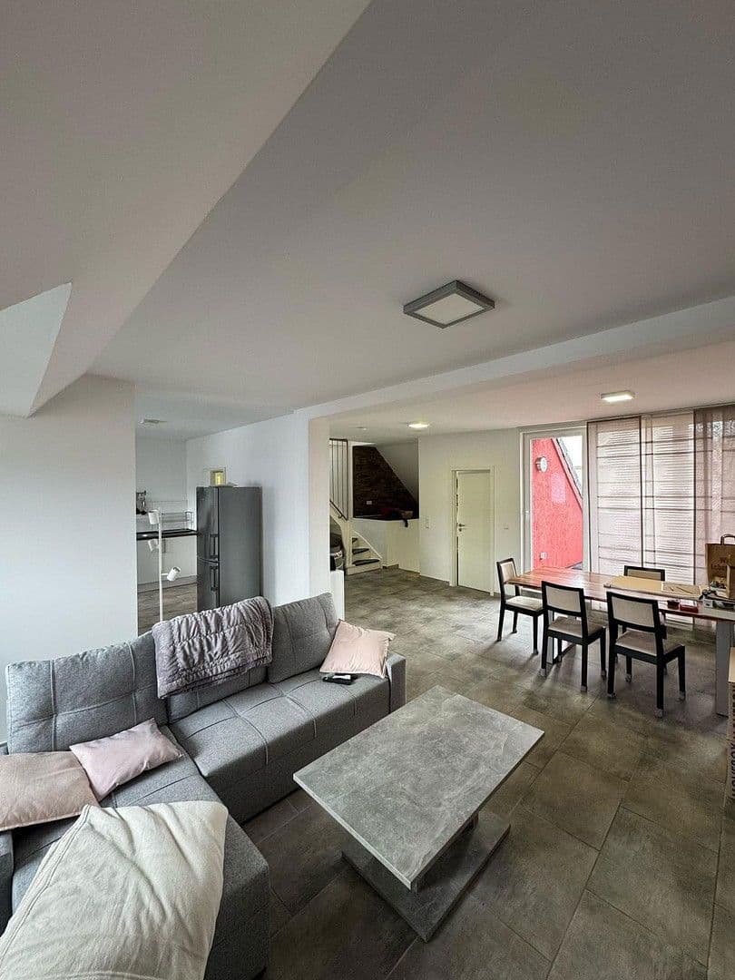 Prenájom bytu 4-izbový 135 m², Ottostr. 69, Wuppertal, Severné Porýnie - Westfálsko Prenájom bytu 4-izbový 135 m², Ottostr. 69, Wuppertal, Severné Porýnie - Westfálsko