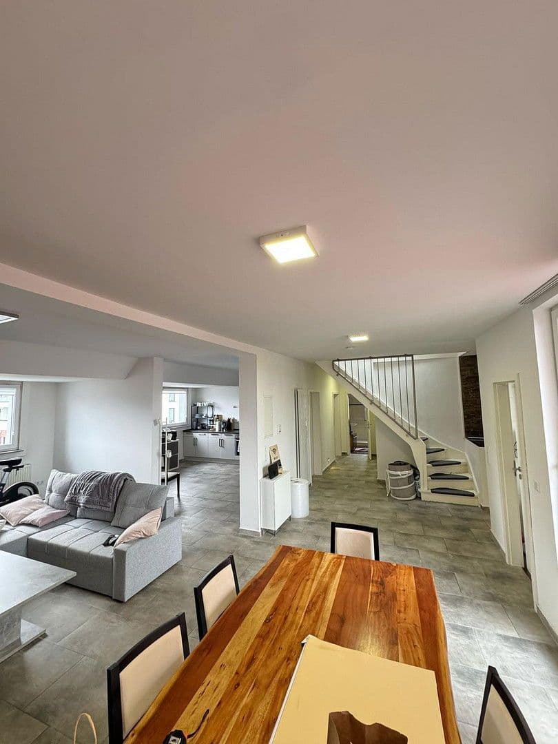 Prenájom bytu 4-izbový 135 m², Ottostr. 69, Wuppertal, Severné Porýnie - Westfálsko Prenájom bytu 4-izbový 135 m², Ottostr. 69, Wuppertal, Severné Porýnie - Westfálsko