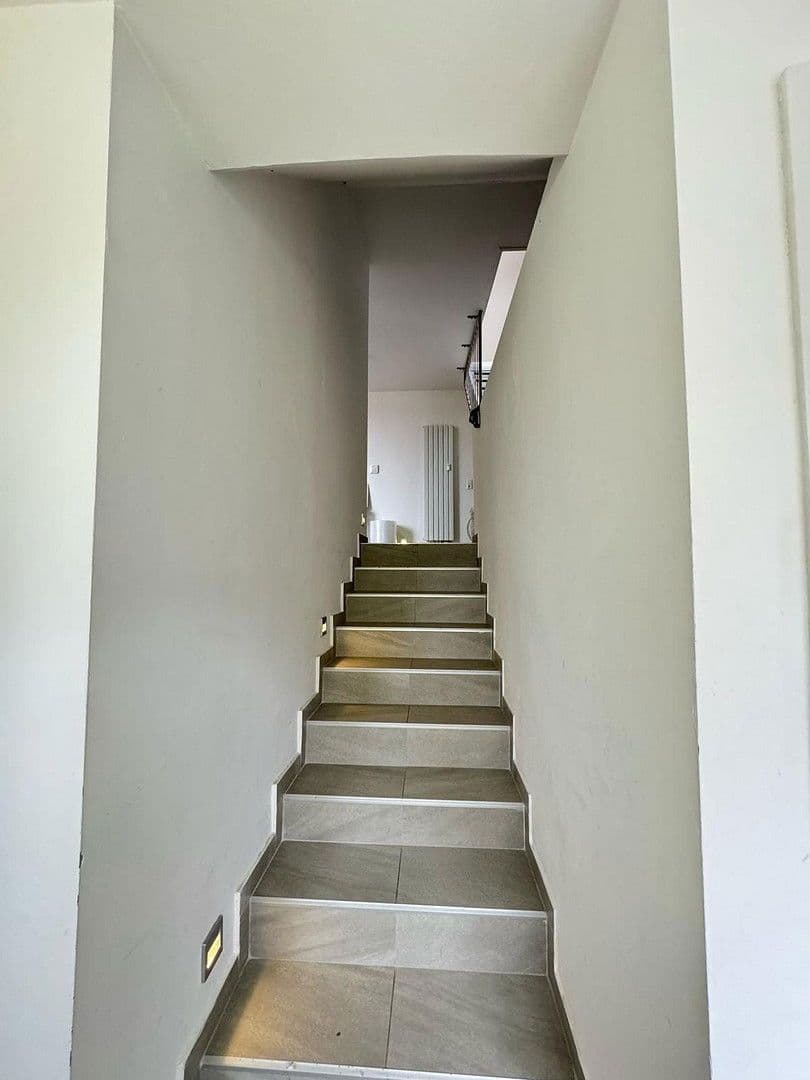 Prenájom bytu 4-izbový 135 m², Ottostr. 69, Wuppertal, Severné Porýnie - Westfálsko Prenájom bytu 4-izbový 135 m², Ottostr. 69, Wuppertal, Severné Porýnie - Westfálsko