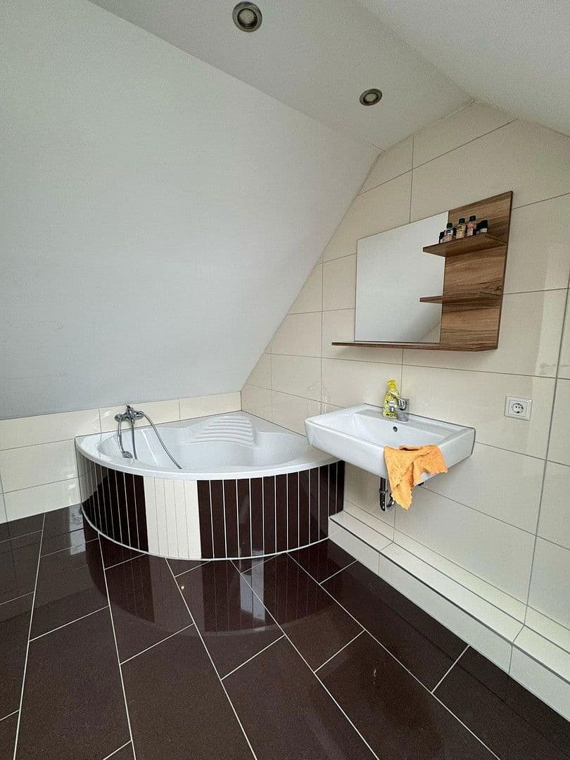 Prenájom bytu 4-izbový 135 m², Ottostr. 69, Wuppertal, Severné Porýnie - Westfálsko Prenájom bytu 4-izbový 135 m², Ottostr. 69, Wuppertal, Severné Porýnie - Westfálsko