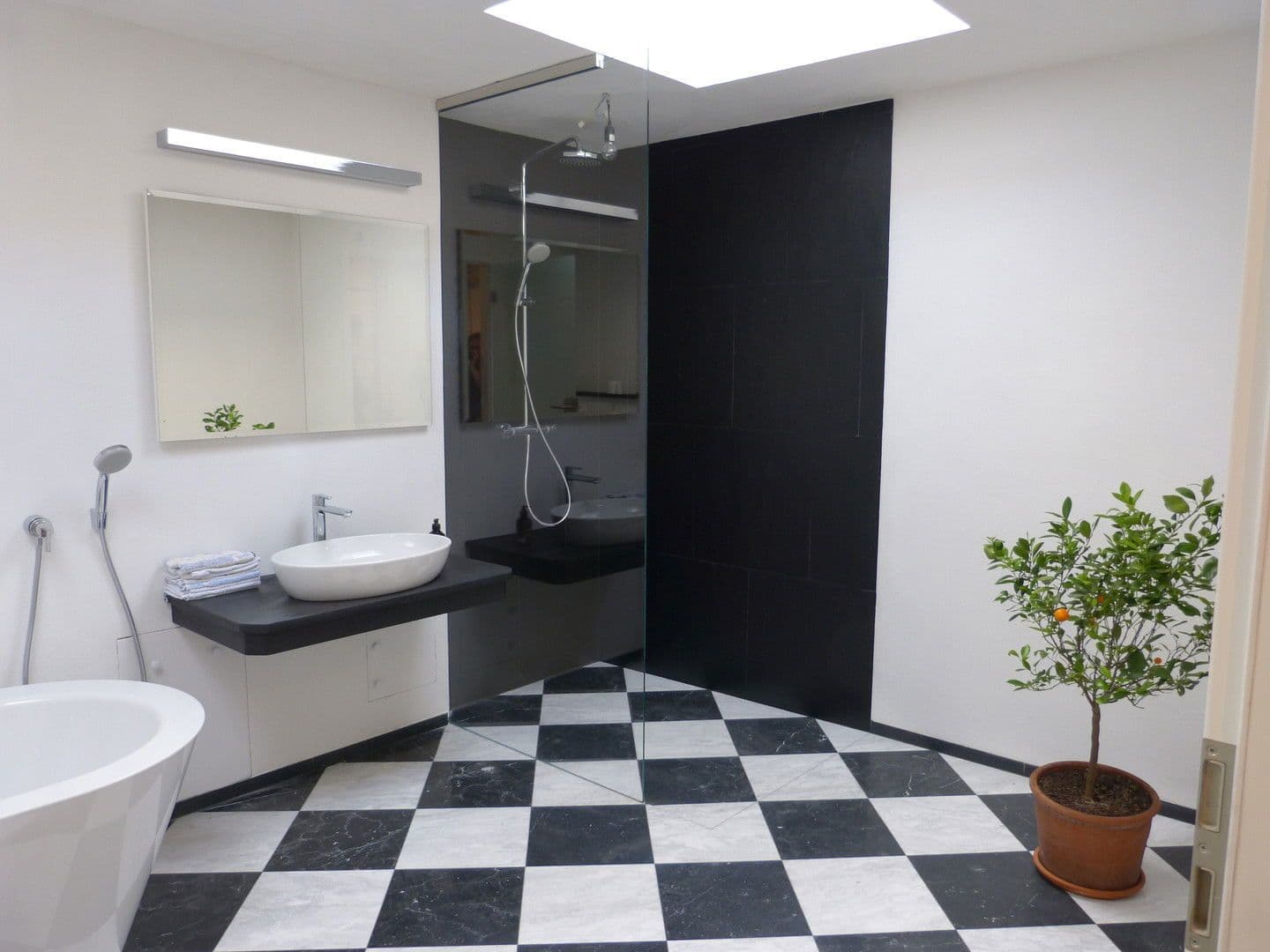 Prenájom bytu 4-izbový 195 m², München, Bavorsko Prenájom bytu 4-izbový 195 m², München, Bavorsko