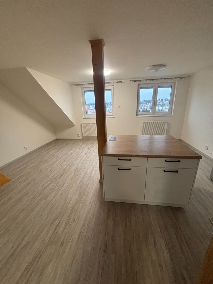 Prenájom bytu 3-izbový 65 m², U První baterie, Praha, Praha Prenájom bytu 3-izbový 65 m², U První baterie, Praha, Praha