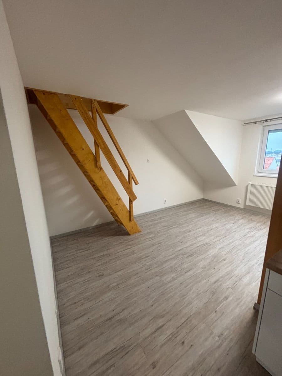 Prenájom bytu 3-izbový 65 m², U První baterie, Praha, Praha Prenájom bytu 3-izbový 65 m², U První baterie, Praha, Praha